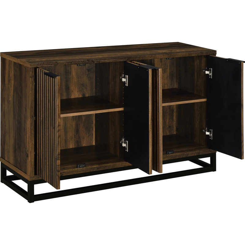 Armoire d'appoint à 4 portes en bois d'ingénierie au fini pin foncé, avec un design cannelé, deux tablettes fixes et un look moderne pour les maisons décontractées