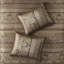 Couvre-lit réversible 5 pièces brun et doré. Comprend un couvre-lit, 2 taies décoratives et des coussins décoratifs. Fait de luxe durable. Présente des feuilles, des rayures et des motifs. Accentué par des coutures. Or
