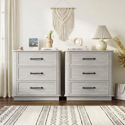 Table de chevet 3 tiroirs en rotin, armoire d'appoint en bois d'ingénierie avec garniture de colonne romaine et poignées en métal noir, commode de rangement Boho Farmhouse pour chambre à coucher