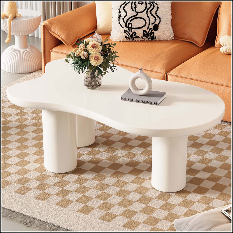 Table basse de 44 po x 25,9 po à assemblage facile avec plateau de 1,5 po d'épaisseur, table de bout irrégulière de style crème avec 3 pieds robustes, table centrale élégante avec bord rond pour le salon