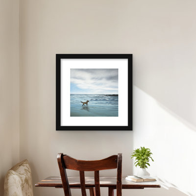 «Dog on the Beach» - Reproduction matte encadrée bord de mer | Décoration intérieure