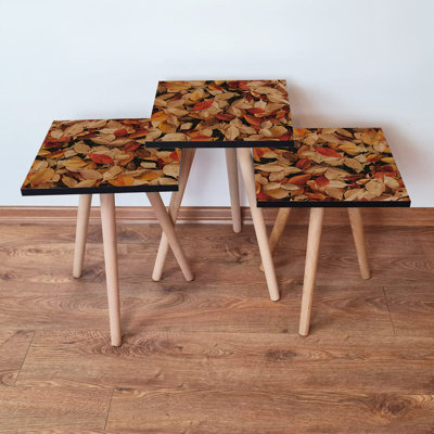 Ensemble de 3 tables gigognes Modernes, brun clair, brun et rouge bordeaux | 100% panneau de fibres à densité moyenne avec pieds en bois de hêtre | Grande table: 13,8 x 20,5 x 13,8 po, moyenne: 13,8 x 18,5 x 13,8 po, plus petite: 13,8 x 16,5 x 13,8 po | Conception élégante et peu encombrante pour la maison et le bureau