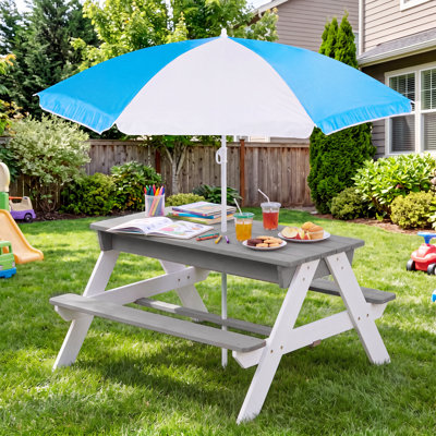 Table d'activités en bois 3 en 1 pour enfants, avec sable et eau, parasol ajustable et table de pique-nique convertible pour les jeux en extérieur.
