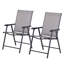 2 chaises pliantes de patio empilables, idéales pour les repas en plein air sur la pelouse, le camping ou la plage. Structure en métal, aucun assemblage requis, grises, capacité de 110 kg, accoudoirs en métal gris.