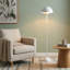 Lampe sur pied industrielle avec abat-jour industriel en métal pastel-247777291