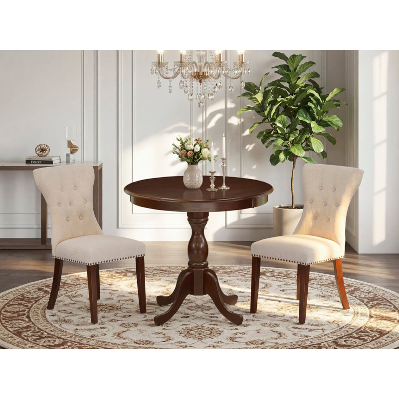 L'ensemble de salle à manger 3 pièces comprend 1 table de salle à manger de style Mid-Century et 2 chaises de salle à manger en tissu de lin beige clair avec dossier capitonné et têtes de clou - finition acajou