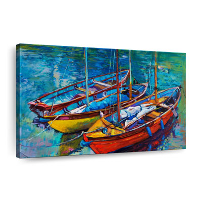 Trois bateaux amarrés