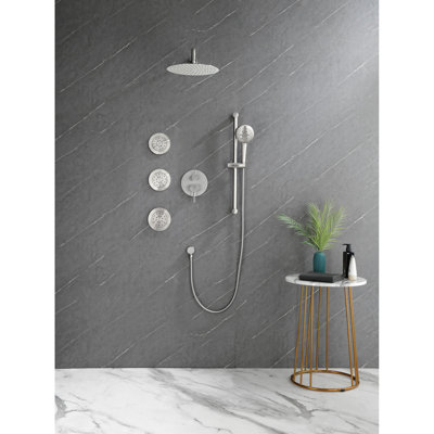 Assortiment de douche en nickel brossé avec des choix variés. Tête, douche à main, barre coulissante, jets de corps, bras, tuyau, garniture de valve, poignées à levier. Tête autonettoyante pour la sortie d'eau. Installation disponible