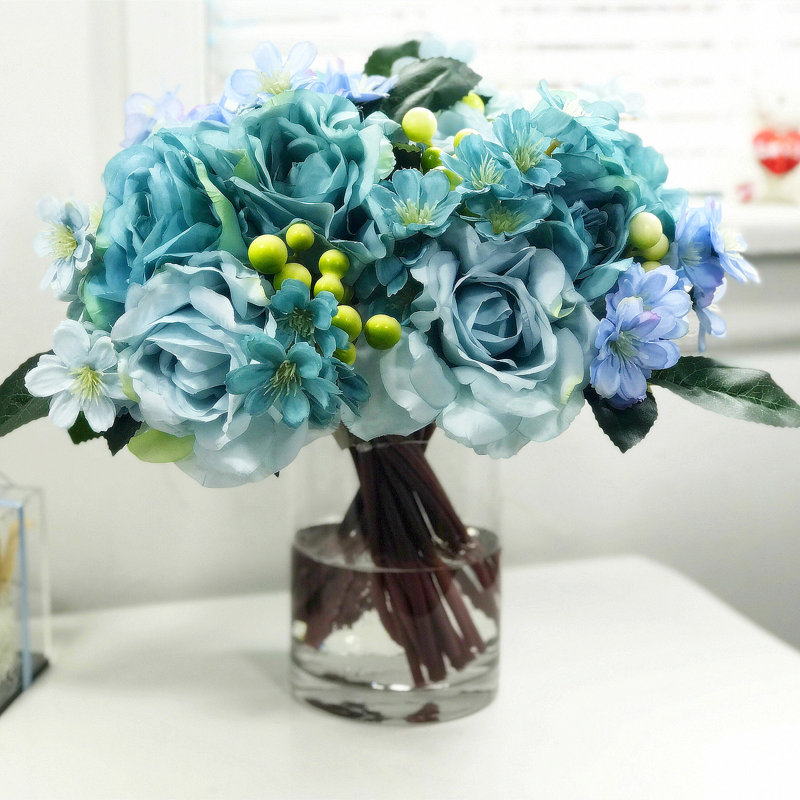 Agencement de rose et de fleurs mélangées en vase, Bleu