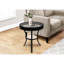 Table de chevet de chambre à coucher avec tablette inférieure ouverte: verre trempé, métal noir, table d'appoint transitionnelle pour les petits espaces: verre et rangement de style