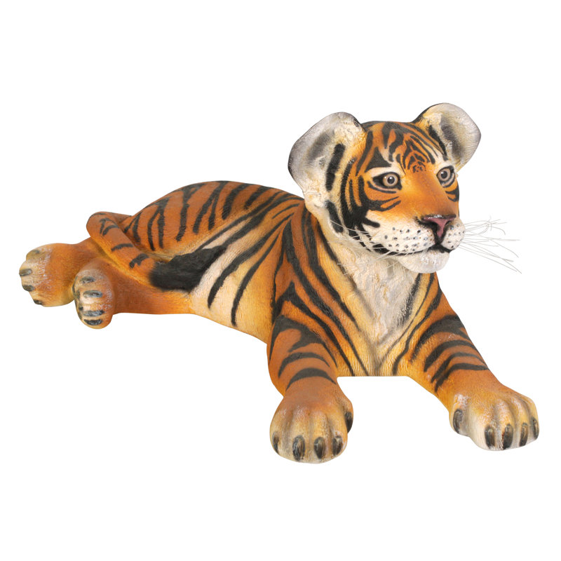 Statue de grand animal sauvage couché sur un tigre