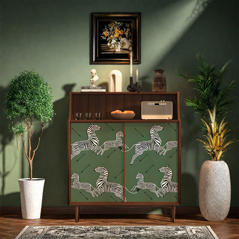 Armoire décorative en noyer