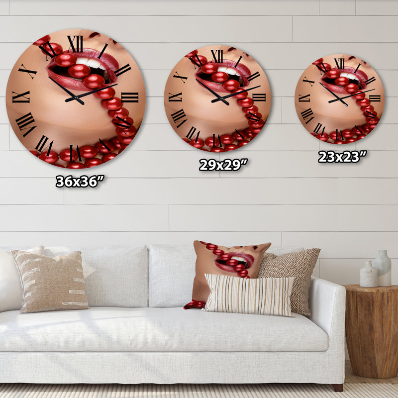 Femme avec un rouge à lèvres rouge et des perles rouges - Horloge murale moderne, Surdimensionné