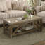 Table basse classique en bois avec plateau en marbre et étagère inférieure inclinée en bois, style industriel vieilli, avec rangement inférieur.