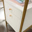 Bureau blanc en forme de L avec un design moderne et un plateau en verre élégant, une surface spacieuse pour un ordinateur portable, un bureau à la maison parfait, des bureaux ou des jeux, des glissières d'extension à deux tiroirs