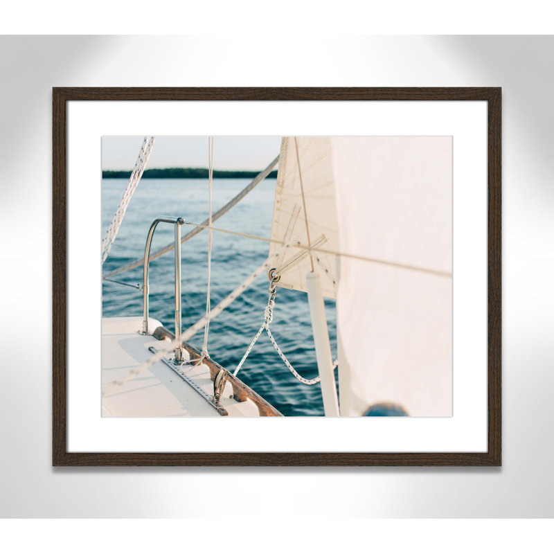 Lignes et voiles par Ian Keefe - photographie, H 21,5 po x l 25,5 po x P 0,75 po, Grain de bois noyer