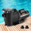 Nager dans les pompes de piscine hors terre-98114341