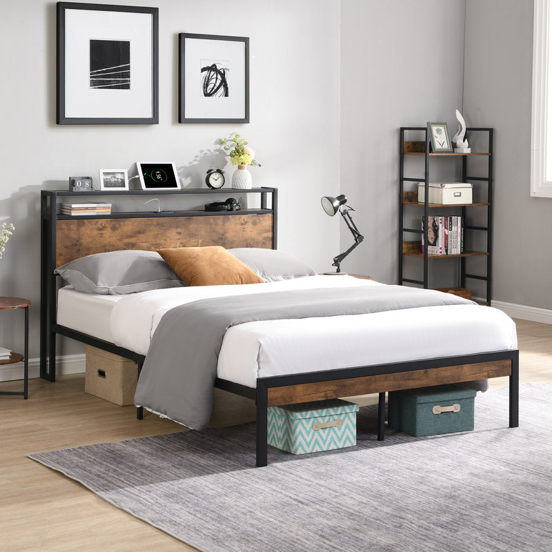 Cadre de lit moderne en métal, format king, avec tête de lit en bois - Prise murale, espace de rangement suffisant en dessous, stable, sans sommier, noir et brun, silencieux et pratique.
