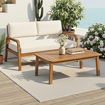 Ensemble de causeuse et de table basse d'extérieur 2 pièces, meubles de patio en bois d'acacia massif avec coussins crème résistants à l'eau, panneau à lattes en teck pour terrasse de jardin, intérieur / extérieur