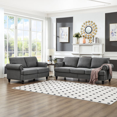2 + 3 places pour le salon avec un design classique, rembourré en gris, rond décoré de clous argentés, structure en bois massif, coussins lavables amovibles, fonction de rangement et look américain, revêtement