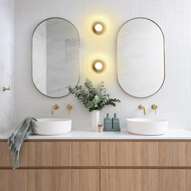 Applique murale à DEL demi-lune intégrée avec abat-jour en verre nervuré transparent, Brushed Brass