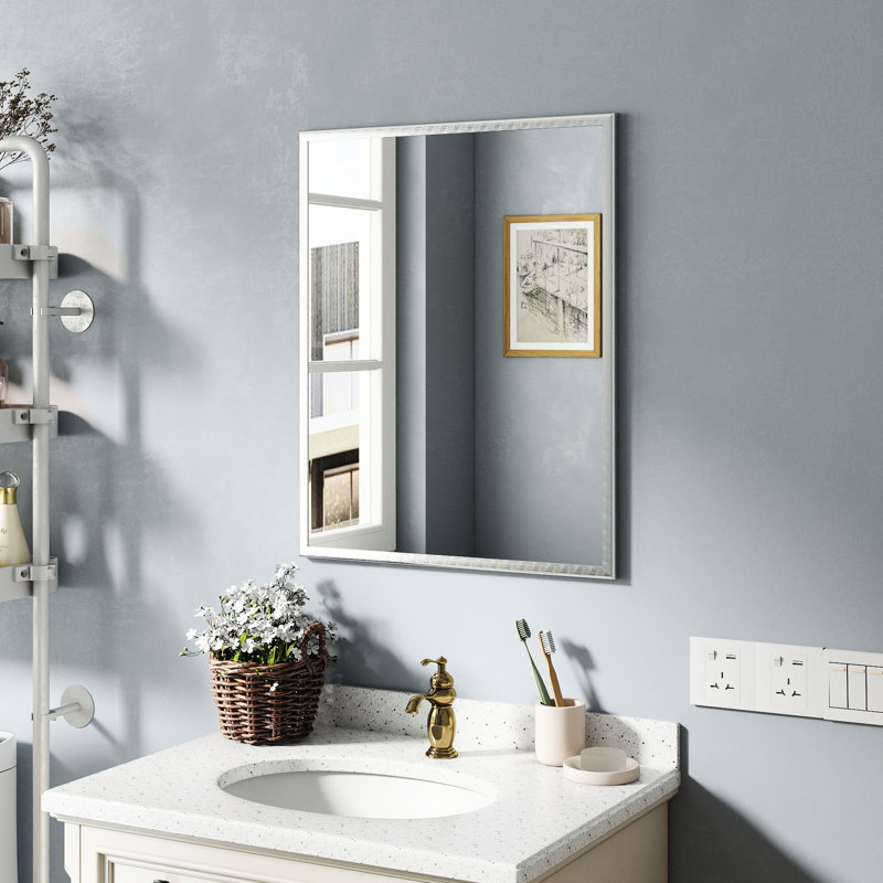 Miroir compact en aluminium argenté de 24 pouces pour la salle de bain, avec une finition brillante et une image claire offrant une vue élégante
