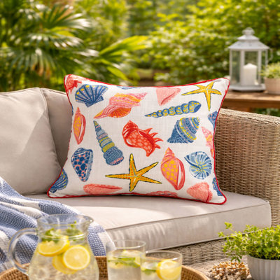 Coussin décoratif d'extérieur carré à motif coquillage et étoile de mer, résistant aux intempéries et aux UV, avec rembourrage haute densité, idéal pour les bancs de terrasse et les salons de jardin.