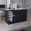 Îlot de cuisine avec grande surface supérieure, armoire à deux portes et tablettes ouvertes-129164975-129164976