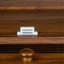 Bibliothèque contemporaine avec portes fermées en verre et armoire de rangement de bureau