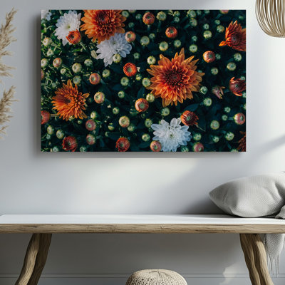 Toile, un arrangement luxuriant de chrysanthèmes orange vif remplit la scène d'art mural avec de grandes fleurs pleines mettant en vedette des pétales complexes