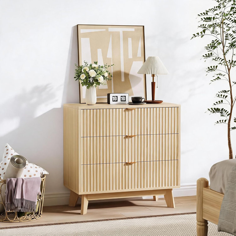 Commode moderne à 3 tiroirs cannelés, poignées en métal, pattes en bois