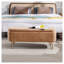 Pouf de rangement en fausse fourrure camel avec pattes dorées, idéal pour une chambre, au pied du lit ou dans une entrée.