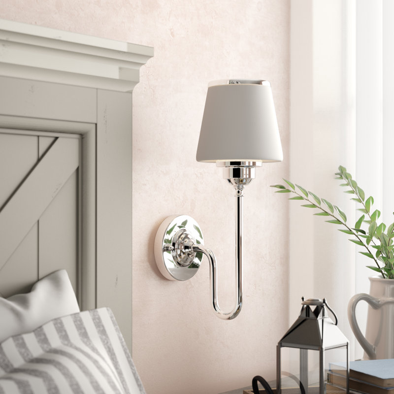 Luminaire de salle de bain transitionnel 1 lumière en chrome de 6 pouces de large, abat-jour en verre opale givré blanc, à intensité variable, applique à DEL murale, applique en acier