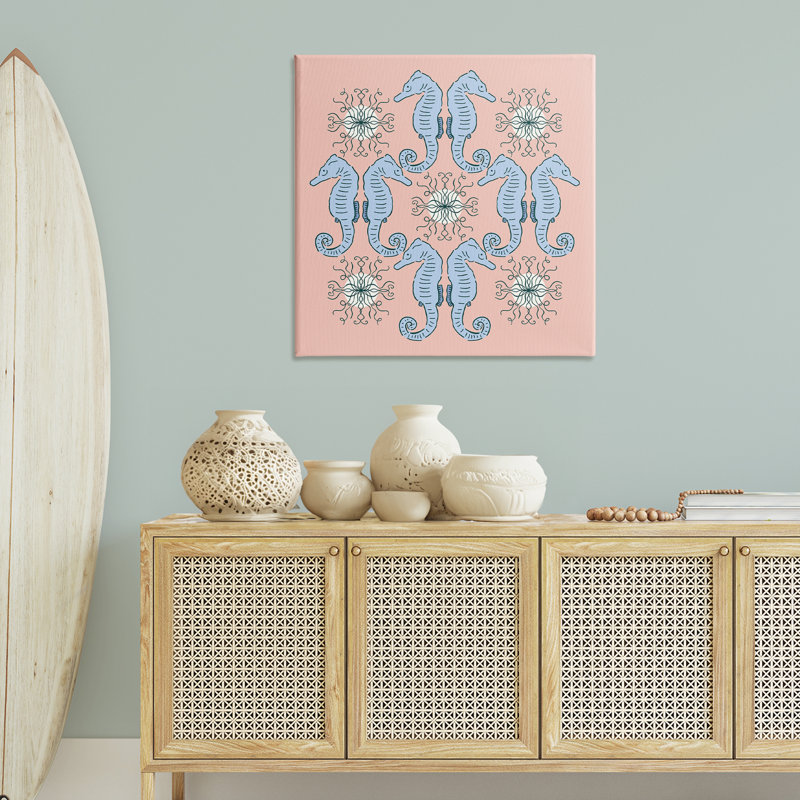 Toile symétrique à motif d'hippocampes corail, design par Sazerelli Designs, H 36 po x l 36 po