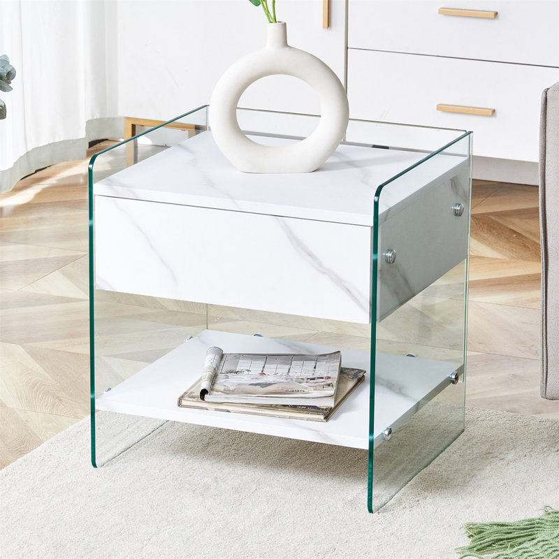 Table de chevet avec tiroirs. La surface de la planche est en panneau de fibres à densité moyenne avec un autocollant à grain blanc et les deux côtés sont en verre trempé transparent. La conception est simple et élégante, avec d'excellentes fonctions de rangement.