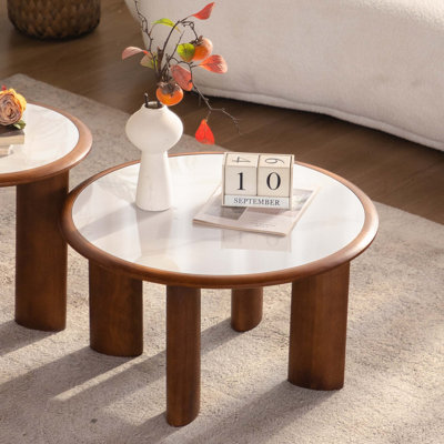 Table basse moderne en pierre frittée moderne avec rebord en bois et pieds cylindriques pour le décor du salon