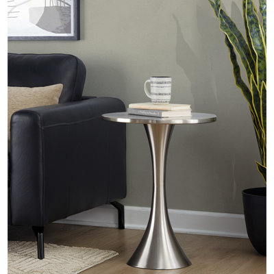 Table d'appoint contemporaine d'intérieur en métal nickel brossé, modèle Spun, 48 x 48 x 61 cm, 6,1 kg, capacité de charge de 22,7 kg, assemblage requis. Table en métal, profondeur de 48 cm, hauteur de 61 cm.