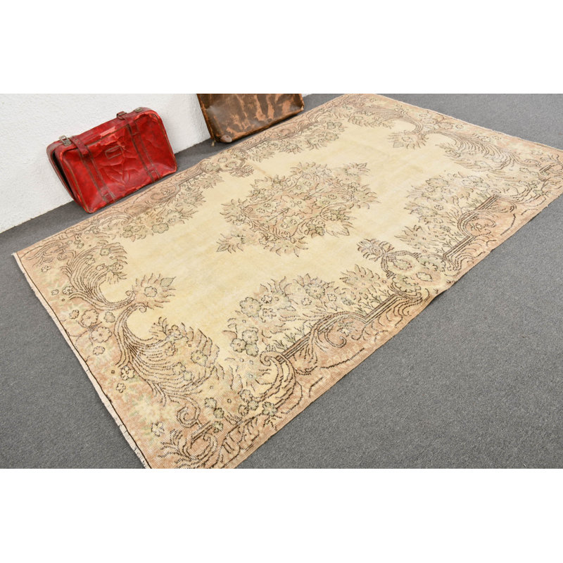 Tapis turc authentique fabriqué à la main avec un élégant motif floral et des tons pastel doux, idéal pour la décoration du salon