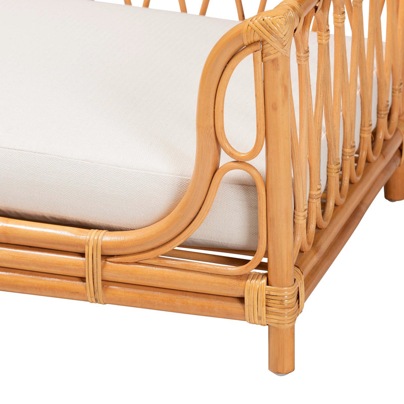Lit pour animal de compagnie de style bohémien fabriqué à partir de bois naturel avec cadre ajouré et ornements décoratifs, rembourrage en mousse rembourré et rembourré en tissu, bordure surélevée, entièrement assemblé, couleur miel, 22 profondeur, 28 po