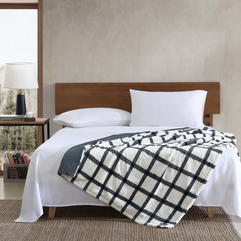 Jeté en fausse fourrure Eddie Bauer, Bunkhouse à carreaux ivoire 
