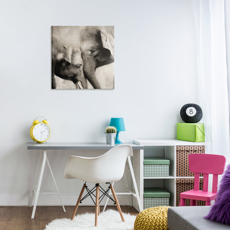 «Elephant & Baby Hug Canvas», conception par CAD Designs, H 24 po x l 24 po