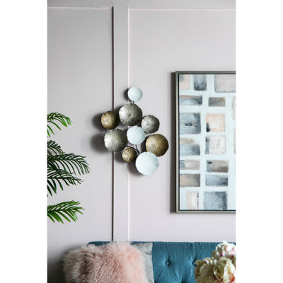Décoration murale en métal 24,4 x 2,4 x 17,7 po - excellente pour toutes les occasions, décoration dorée et blanche, œuvre d'art contemporaine 24,5 po x 18 po, idéale pour toute occasion et ornement suspendu de style moderne