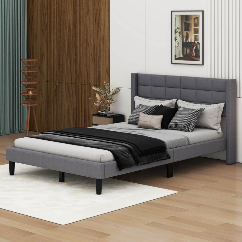 Grand lit plateforme tapissier avec pieds de soutien, gris