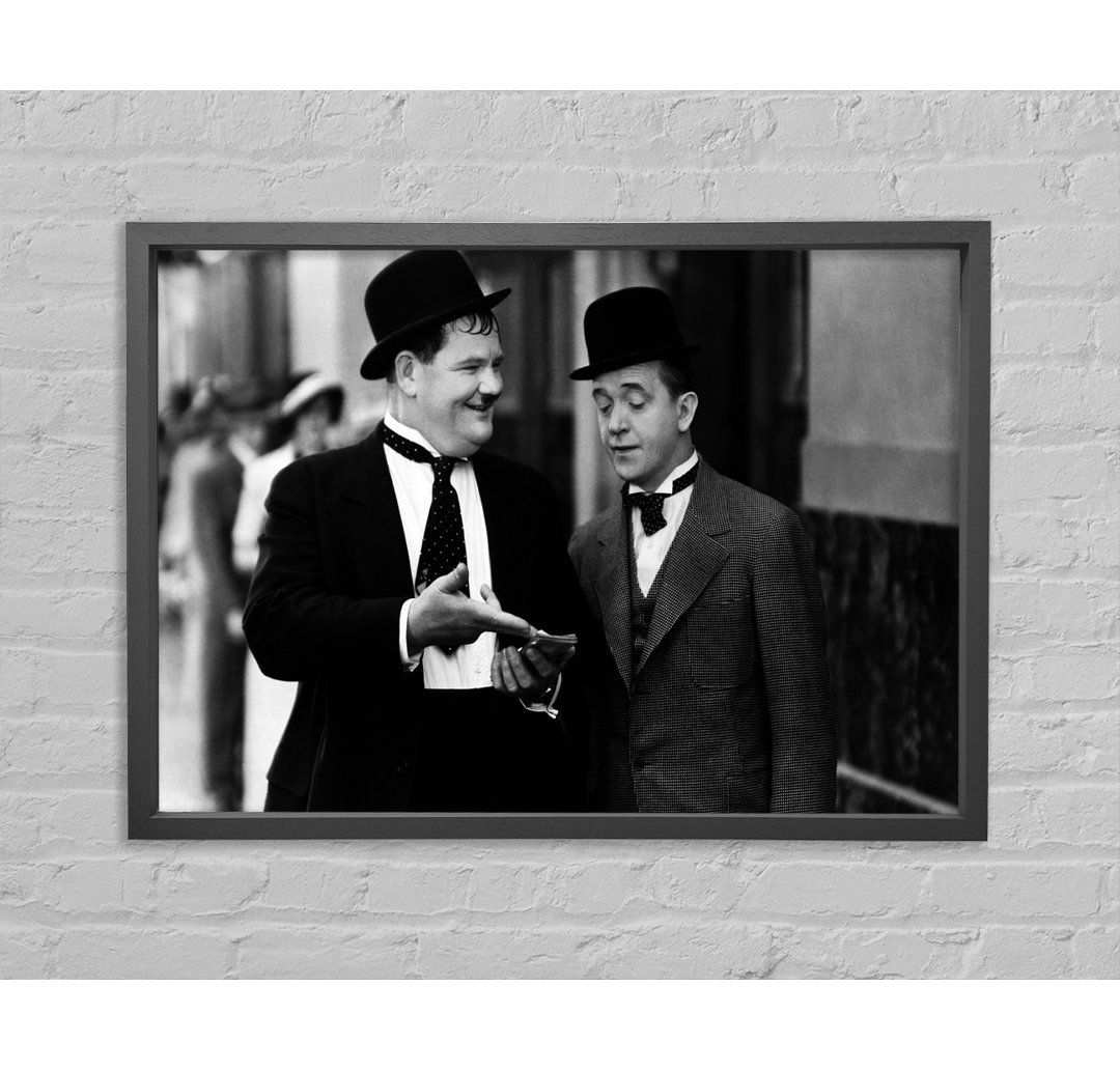 Laurel und Hardy Street Walk - Einzelner Bilderrahmen Kunstdrucke auf Leinwand