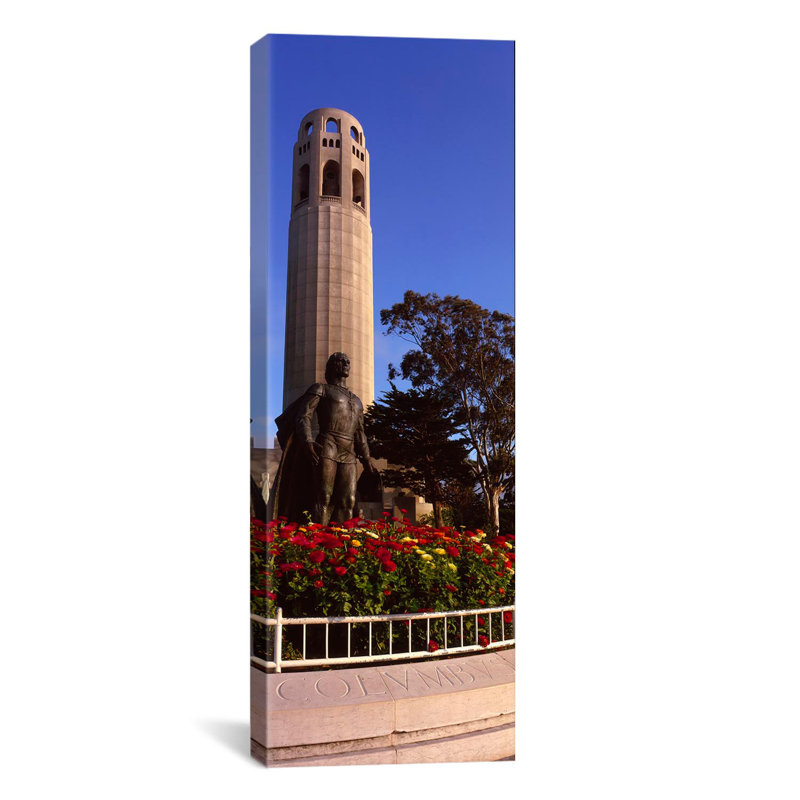 Statue de Christopher Columbus devant une tour, Coit Tower, Telegraph Hill, San Francisco, California, USA par Panoramic Images - Photographie sur toile