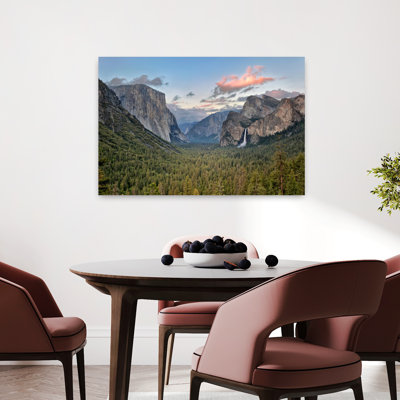 Nuage au-dessus d'une vallée, vallée de Yosemite, parc national de Yosemite, Californie, États-Unis, art contemporain de paysage abstrait