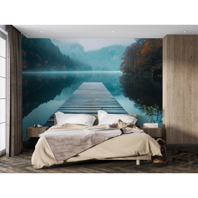 Papier peint d'automne sur le quai du lac, montagnes bleues brumeuses avec des arbres d'automne, scène de réflexion de paysage paisible, décor de nature rustique confortable pour chalet, chambre à coucher ou salle de méditation