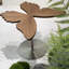 Table d'appoint en forme de papillon, 55 cm (21,7 po), table d'appoint sculpturale moderne avec plateau en noyer et piètement en métal, idéale pour le salon, la chambre ou le canapé.