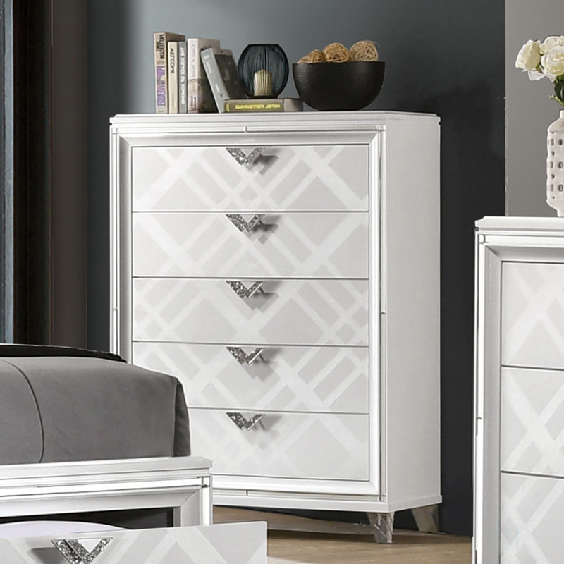 Commode contemporaine à finition blanche avec pieds en acrylique et poignées en faux diamant, parfaite pour les solutions de rangement modernes et élégantes