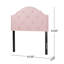 Tête de lit simple en tissu rosé avec coutures captivantes et garniture cloutée élégante aux accents contemporains